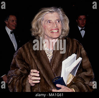 Washington, DC., USA, le 6 décembre 1993 Eunice Kennedy Shriver arrive au Kennedy Center Honors. Credit : Mark Reinstein/MediaPunch Banque D'Images