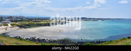 Décor de plage d'Hamdeok, vue d'Seoubong point culminant. C'est l'une des plus célèbre plage de l'île de Jeju , pour l'assainissement et l'eau bleu émeraude et sable blanc Banque D'Images