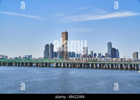 Cityscape de Yeouido, à Séoul avec Hangang pont de chemin de fer, la rivière Han et building 63. Banque D'Images