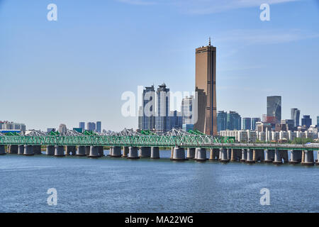 Cityscape de Yeouido, à Séoul avec Hangang pont de chemin de fer, la rivière Han et building 63. Banque D'Images