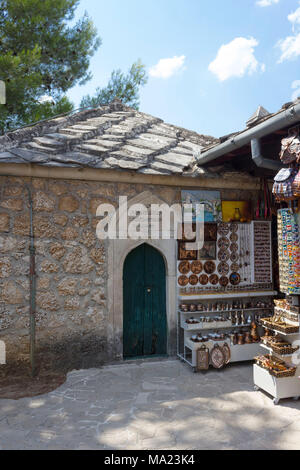 MOSTAR, Bosnie-herzégovine - 17 août 2017 : Cour de Mostar mosquée, avec une boutique de souvenirs Banque D'Images