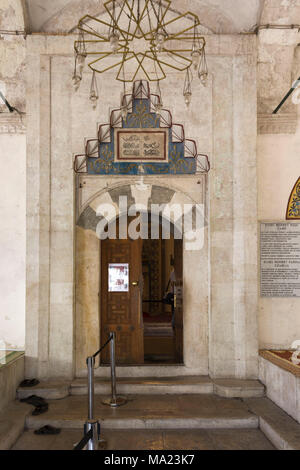 MOSTAR, Bosnie-herzégovine - 17 août 2017 : porte d'entrée de Koski Mehmed Pacha Mosquée dans Mostar Banque D'Images