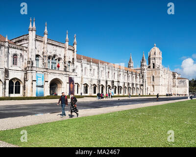 5 mars 2018 : Lisbonne, Portugal - touristes profitant du soleil au début du printemps au Monastère de Jeronimos, Belem. Banque D'Images