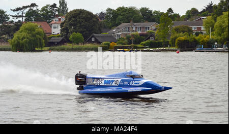 Course de bateau sur Oulton Broad, Suffolk Banque D'Images