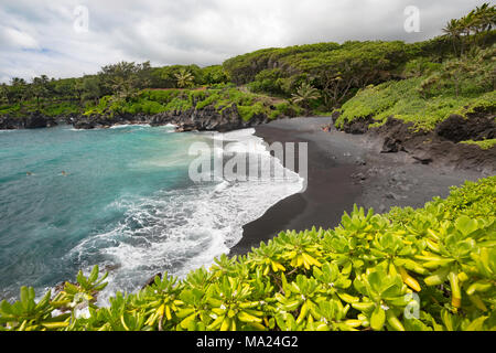 La plage de sable noir à Waianapanapa State Park, Hana, Maui, Hawaii. Banque D'Images