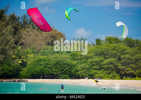 Kite surfeurs off Kanaha Beach sur Maui, Hawaii Northshore. Banque D'Images