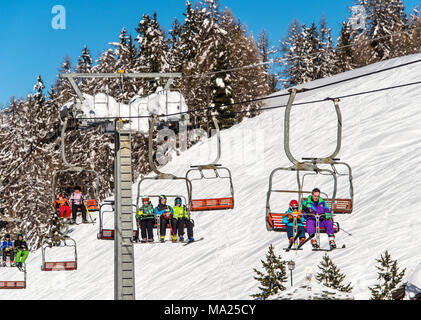 Un télésiège de ski dans la station de ski de Pila, vallée d'aoste, Italie Banque D'Images