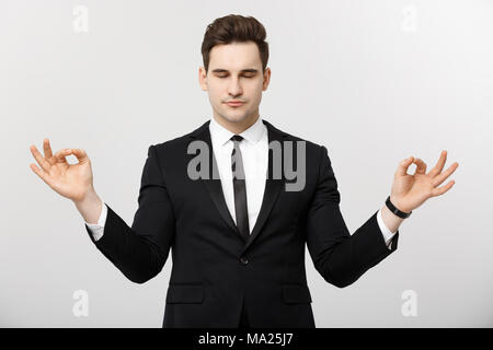 Concept d'affaires - portrait of handsome young businessman doing Meditation et Yoga yoga en avant de travailler Banque D'Images