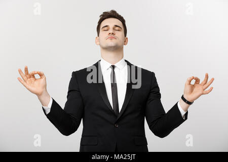 Concept d'affaires - portrait of handsome young businessman doing Meditation et Yoga yoga en avant de travailler Banque D'Images