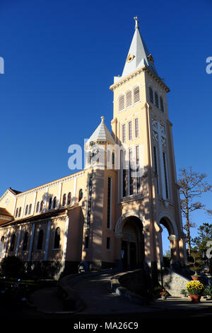 Da Lat, une ancienne cathédrale d'oeuvres d'architecture, d'architecture classique française, Église de poulet style Dalat avec statue de coq sur le haut clocher Banque D'Images