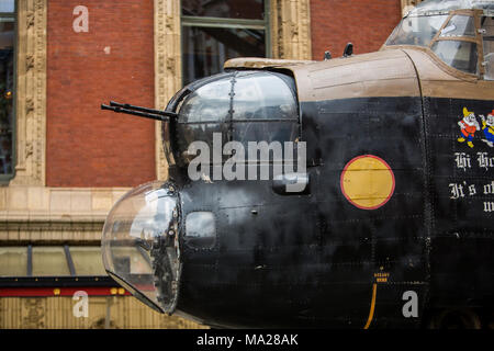 Photo appel à lancer le Royal Albert Hall 'événement Le Dam Busters avec Dan Snow' qui commémore le raid 75 ans jour pour jour, le 17 mai 2018. Le petit-fils de Jonathan Barnes Wallis Stopes-Roe, Contrôleur de la Caisse de bienfaisance de la Royal Air Force, David Murray, historien Paul Beaver, présentateur dan la neige, avec des reconstitutions historiques dans WW2 uniforme de la RAF aux côtés d'un bombardier Lancaster de pilotage. Avec : Atmosphère, voir Où : London, England, United Kingdom Quand : 26 Feb 2018 Credit : Wheatley/WENN Banque D'Images