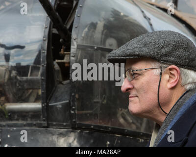 Photo appel à lancer le Royal Albert Hall 'événement Le Dam Busters avec Dan Snow' qui commémore le raid 75 ans jour pour jour, le 17 mai 2018. Le petit-fils de Jonathan Barnes Wallis Stopes-Roe, Contrôleur de la Caisse de bienfaisance de la Royal Air Force, David Murray, historien Paul Beaver, présentateur dan la neige, avec des reconstitutions historiques dans WW2 uniforme de la RAF aux côtés d'un bombardier Lancaster de pilotage. En vedette : le petit-fils de Jonathan Barnes Wallis Stopes-Roe Où : London, England, United Kingdom Quand : 26 Feb 2018 Credit : Wheatley/WENN Banque D'Images