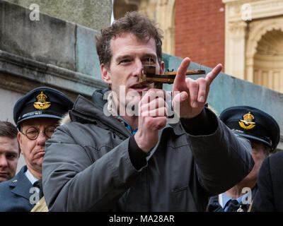 Photo appel à lancer le Royal Albert Hall 'événement Le Dam Busters avec Dan Snow' qui commémore le raid 75 ans jour pour jour, le 17 mai 2018. Le petit-fils de Jonathan Barnes Wallis Stopes-Roe, Contrôleur de la Caisse de bienfaisance de la Royal Air Force, David Murray, historien Paul Beaver, présentateur dan la neige, avec des reconstitutions historiques dans WW2 uniforme de la RAF aux côtés d'un bombardier Lancaster de pilotage. Avec : Dan Snow Où : London, England, United Kingdom Quand : 26 Feb 2018 Credit : Wheatley/WENN Banque D'Images