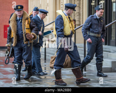 Photo appel à lancer le Royal Albert Hall 'événement Le Dam Busters avec Dan Snow' qui commémore le raid 75 ans jour pour jour, le 17 mai 2018. Le petit-fils de Jonathan Barnes Wallis Stopes-Roe, Contrôleur de la Caisse de bienfaisance de la Royal Air Force, David Murray, historien Paul Beaver, présentateur dan la neige, avec des reconstitutions historiques dans WW2 uniforme de la RAF aux côtés d'un bombardier Lancaster de pilotage. Avec : Atmosphère, voir Où : London, England, United Kingdom Quand : 26 Feb 2018 Credit : Wheatley/WENN Banque D'Images