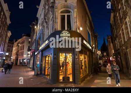 Un coin boutique emplacement intéressant du Amsterdam Cheese Company dans une rue piétonne à Amsterdam, Pays-Bas. Banque D'Images