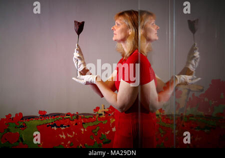 Conservateur principal Elaine Edwards est titulaire d'un coquelicot rares des années 1930 qui aurait été liée à l'avant d'une voiture, qui fait partie de l'exposition de pavot au Musée National de la guerre dans le château d'Édimbourg à l'occasion du centenaire de la fin de la Première Guerre mondiale et de mettre en lumière l'histoire et l'importance de le coquelicot comme symbole du souvenir. Banque D'Images