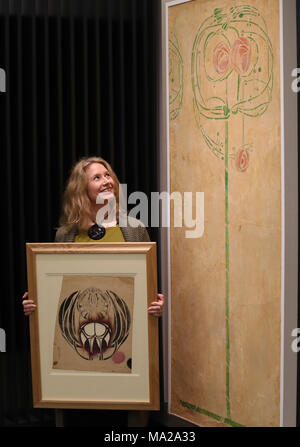 Le conservateur Alison Brown tenant une carte de pochoir pour le dessin mural dans la salle du déjeuner aux salons de thé de Miss Cranston Buchanan Street, devant une section murale en plâtre peinte et stencallée conservée, récupérée de l'Ingram St Tearooms, juste avant que le bâtiment soit vidé et réaffecté dans un hôtel en 1971. Ces articles étaient exposés au lancement de la Kelvingrove Art Gallery and Museum de Glasgow. L'exposition célèbre le 150e anniversaire de la naissance de la « plus grande icône culturelle » de la ville, Charles Rennie Mackintosh. Banque D'Images