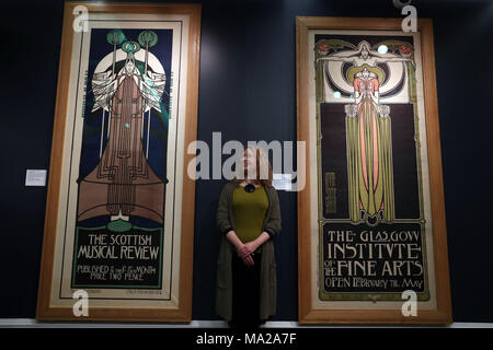 Le conservateur Alison Brown se trouve devant les affiches le r 'Scotish musical Review 1896', Lithographe, par Charles Rennie Mackintosh et 'Glasgow Institute of Fine Arts', Lithographe, par James Herbert McNair, Frances Macdonald et Margaret Macdonald lors du lancement de l'exposition Charles Rennie Mackintosh Making the Glasgow style à la Kelvingrove Art Gallery and Museum de Glasgow. L'exposition célèbre le 150e anniversaire de la naissance de la « plus grande icône culturelle » de la ville, Charles Rennie Mackintosh. Banque D'Images