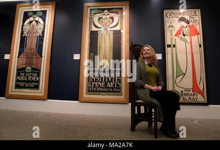 La conservatrice Alison Brown est assise devant des affiches l-r 'Scotish musical Review 1896', Lithographe, par Charles Rennie Mackintosh; 'Glasgow Institute of Fine Arts', Lithographe, par James Herbert McNair, Frances Macdonald et Margaret Macdonald; Et 'The Glasgow Institute of the Fine Arts poster' vers 1984-5 au lancement de l'exposition Charles Rennie Mackintosh Making the Glasgow style à la Kelvingrove Art Gallery and Museum de Glasgow. L'exposition célèbre le 150e anniversaire de la naissance de la « plus grande icône culturelle » de la ville, Charles Rennie Mackintosh. Banque D'Images