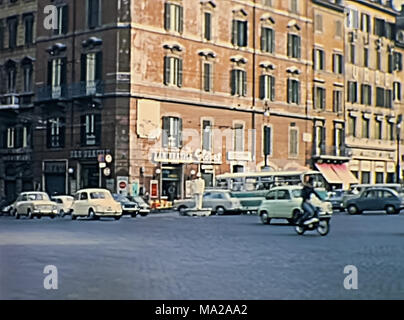 ROME, ITALIE - circa 1967 : Place de Venise avec les gens et classique des années 1960, les voitures Fiat à Rome à côté de la colline Campidoglio Vittoriano et Altare della Patria, monument patriotique. Image restaurée historique. Banque D'Images