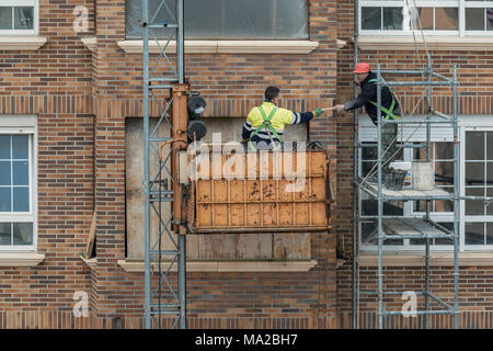 Deux hommes pendant les travaux de construction dans une maison dans la région de Cantabrie, España Banque D'Images