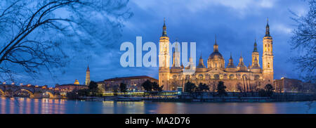 Saragosse - le panorama avec le pont Puente de Piedra et la Basilica del Pilar au crépuscule. Banque D'Images