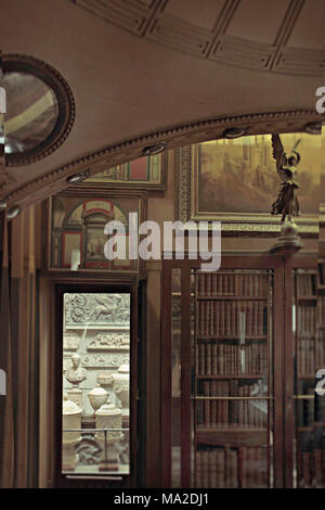 Décors de mur avec la peinture avec étagères à Sir John Soane's Museum, Londres Banque D'Images