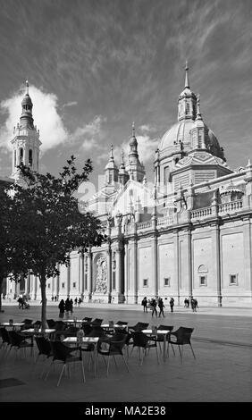 Saragosse, Espagne - 3 mars 2018 : La Cathédrale Basilique del Pilar. Banque D'Images