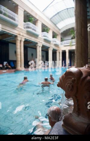 La piscine dans le hall principal de l'art nouveau Les Bains Gellért avec son toit vitré, Budapest, Hongrie Banque D'Images