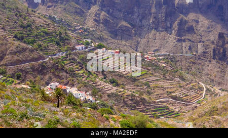 Eautiful vue sur village de montagnes, de petites maisons, de fermes, de palmiers et de fruits, l'Espagne, Tenerife Banque D'Images