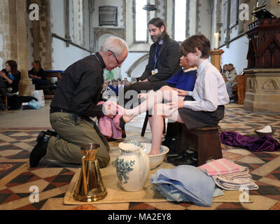 L'archevêque de Canterbury, Justin Welby lave les pieds des élèves de l'École de la cathédrale au cours de l'école service Pâques Jeudi Saint dans l'église Sainte Marie la Vierge, Minster, tandis que sur les visites d'églises, des pubs et des écoles de la mission de la semaine 'Ile', dans le Kent. Banque D'Images