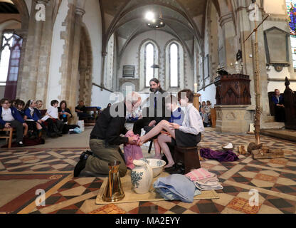 L'archevêque de Canterbury, Justin Welby lave les pieds des élèves de l'École de la cathédrale au cours de l'école service Pâques Jeudi Saint dans l'église Sainte Marie la Vierge, Minster, tandis que sur les visites d'églises, des pubs et des écoles de la mission de la semaine 'Ile', dans le Kent. Banque D'Images