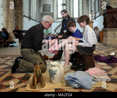 L'archevêque de Canterbury, Justin Welby lave les pieds des élèves de l'École de la cathédrale au cours de l'école service Pâques Jeudi Saint dans l'église Sainte Marie la Vierge, Minster, tandis que sur les visites d'églises, des pubs et des écoles de la mission de la semaine 'Ile', dans le Kent. Banque D'Images