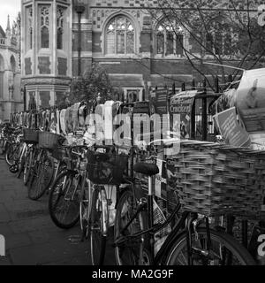 Des vélos aux étudiants enchaînés à une clôture en Cambridge Banque D'Images