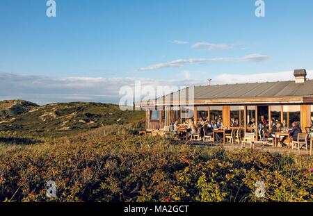 Les vacanciers profitant du soleil sur la terrasse du restaurant Sansibar, Sylt Banque D'Images