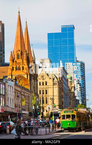 Un tramway sur la Flinders Street en face de la Cathédrale St Paul, Melbourne, Australie Banque D'Images