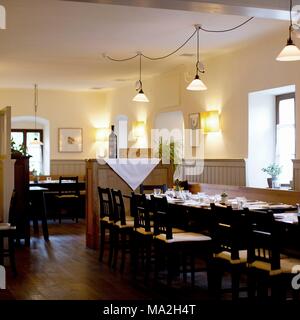 Tables rondes prévues dans le restaurant Saziani Stub'n, Styrie, Autriche Banque D'Images