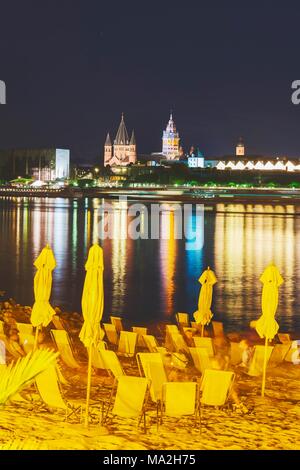 Une vue de Mainz-Kastel par nuit Banque D'Images