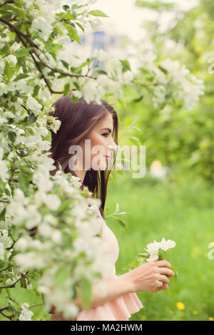 Belle femme en bonne santé plein air modèle de mode sur fond de feuillage vert Banque D'Images