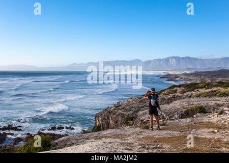 Walter Bay dans la réserve naturelle de Grootbos (Afrique du Sud) - un touriste avec des jumelles Banque D'Images