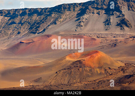 Pu'u o Pele et Pu'u o Maui des cônes dans le Parc National de Haleakala Maui volcan dormant, New York. Sentier des sables bitumineux coulissante est clairement illustré derrière e Banque D'Images