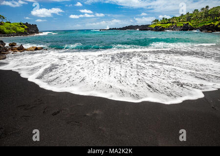 La plage de sable noir à Waianapanapa State Park, Hana, Maui, Hawaii. Banque D'Images