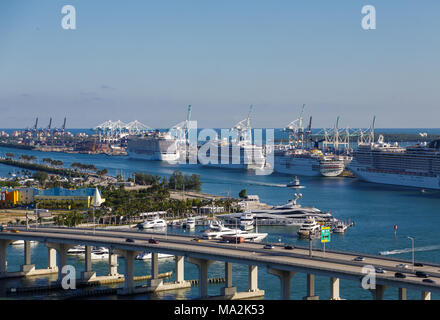 Quatre des bâteaux de croisière amarré dans le Port de Miami Banque D'Images