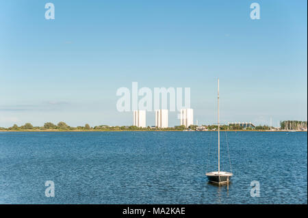 Burger lac intérieur avec vue sur South Beach avec l'hôtel et centre de vacances Burgstaaken, IFA, Fehmarn, mer Baltique, Schleswig-Holstein, Allemagne, Banque D'Images