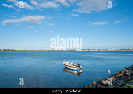 Burger lac intérieur avec vue sur South Beach avec l'hôtel et centre de vacances Burgstaaken, IFA, Fehmarn, mer Baltique, Schleswig-Holstein, Allemagne, Banque D'Images