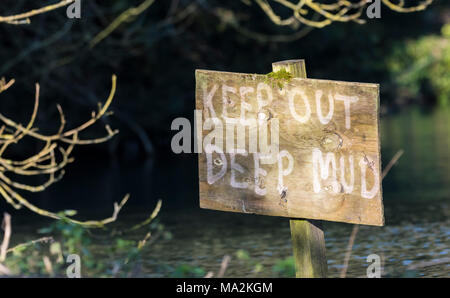 Garder hors de la boue profonde signe d'avertissement de danger dans un lac boueux au Royaume-Uni. Banque D'Images