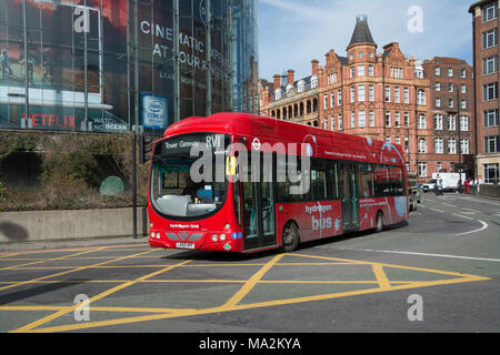 Une pile à combustible à hydrogène powered bus passe le théâtre IMAX à Waterloo, London Le châssis est un VDL SB200 avec Wrightbus Pulsar 2 carrosserie. Banque D'Images