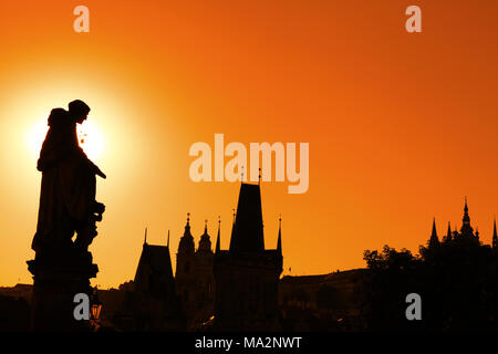 Silhouettes en contre-jour coucher de soleil de statues et toits de cityscape skyline at pont Charles à Prague, République Tchèque Banque D'Images