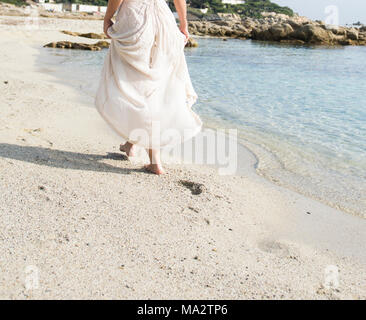 Femme se réveiller seul sur la plage. Banque D'Images