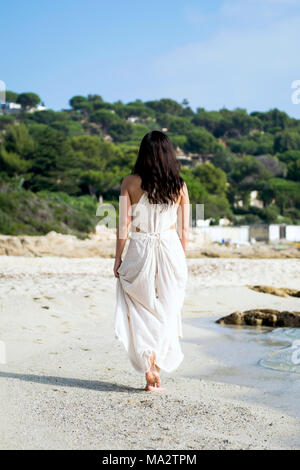 Jeune femme marche sur la plage Banque D'Images